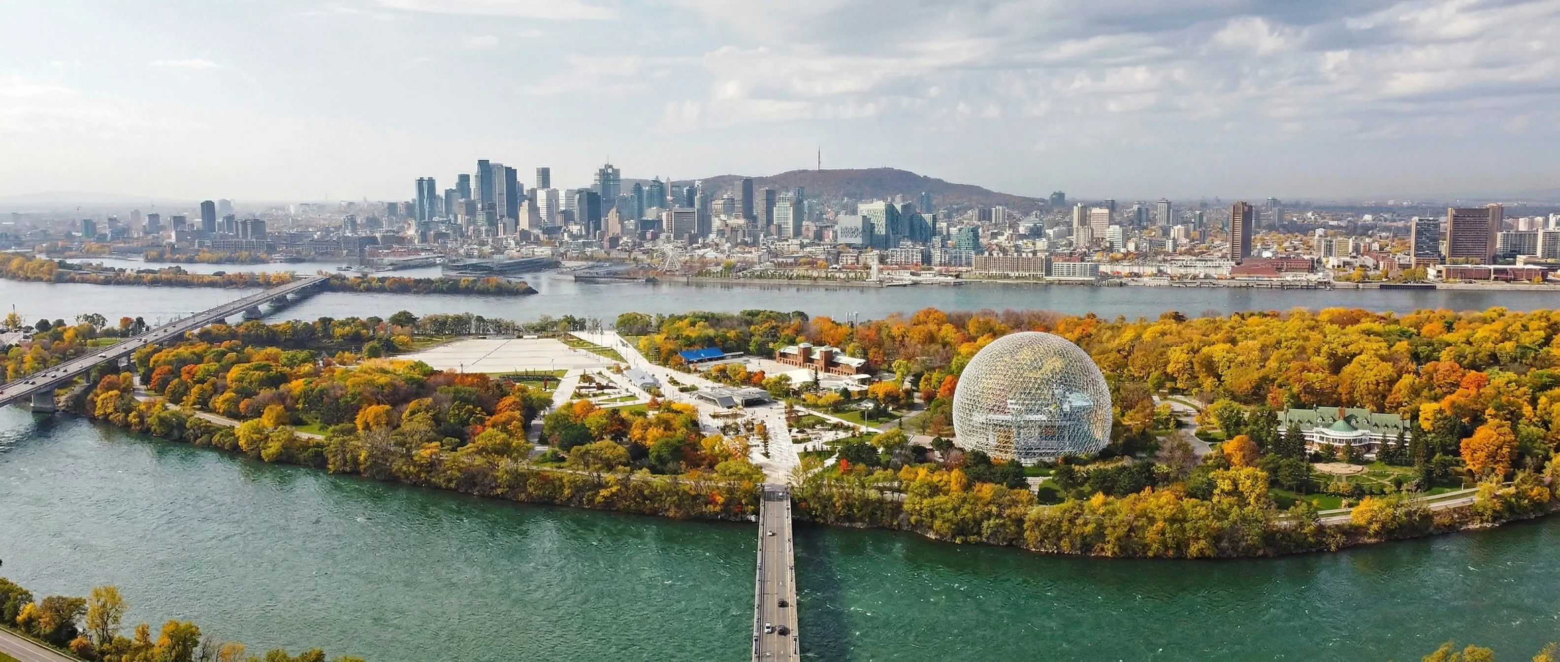 Horizon urbain du Grand Montréal avec toits commerciaux et équipements mécaniques