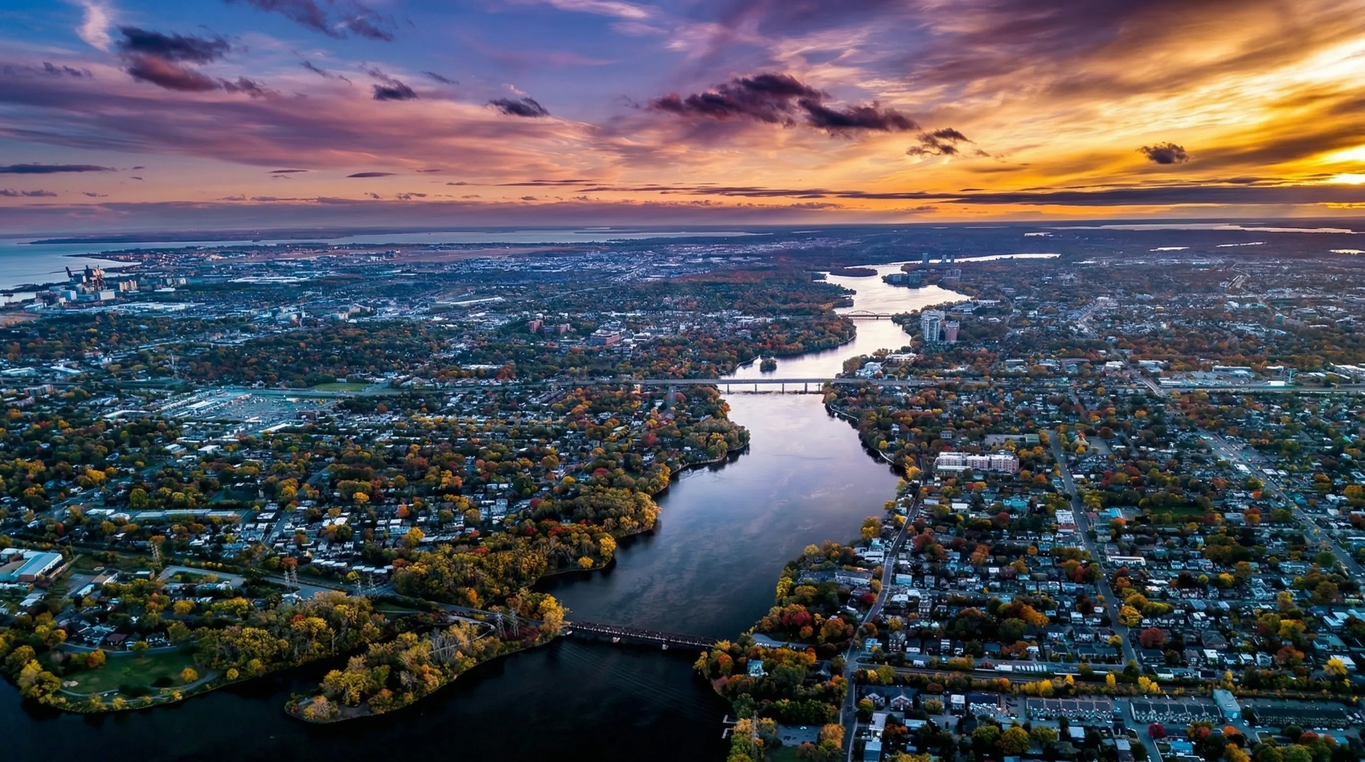 Zone commerciale et industrielle de Laval en bordure d'autoroute