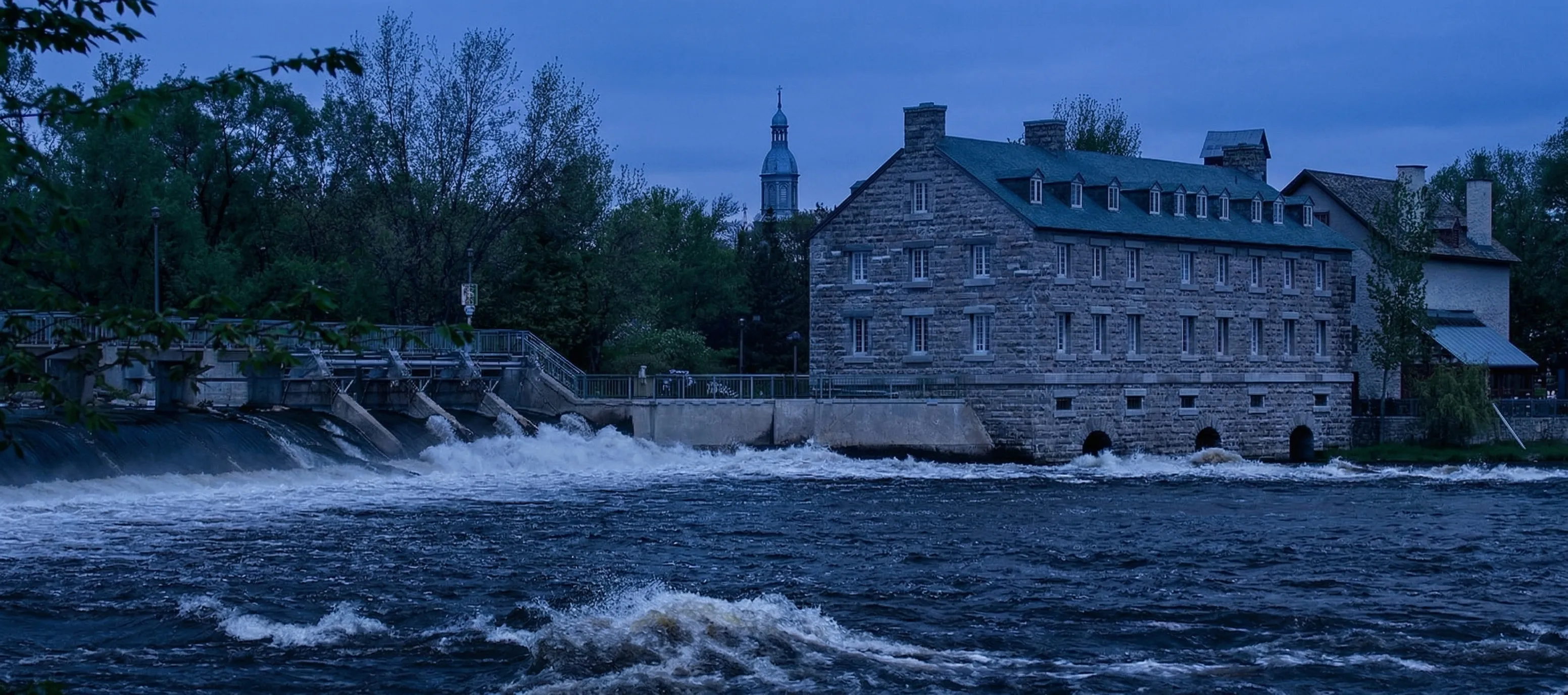 Parc industriel de Terrebonne avec bâtiments récents et surfaces vitrées